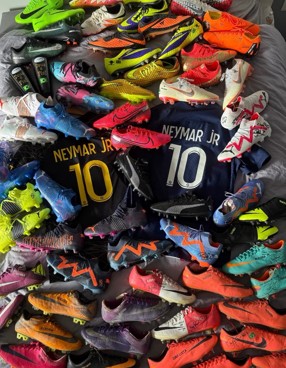 He owns 20 pair of Neymar certified Matchworn boots 😅😂😂
➡️ Link to his YFS profile yourfootballshirt.com/collector/kox_…