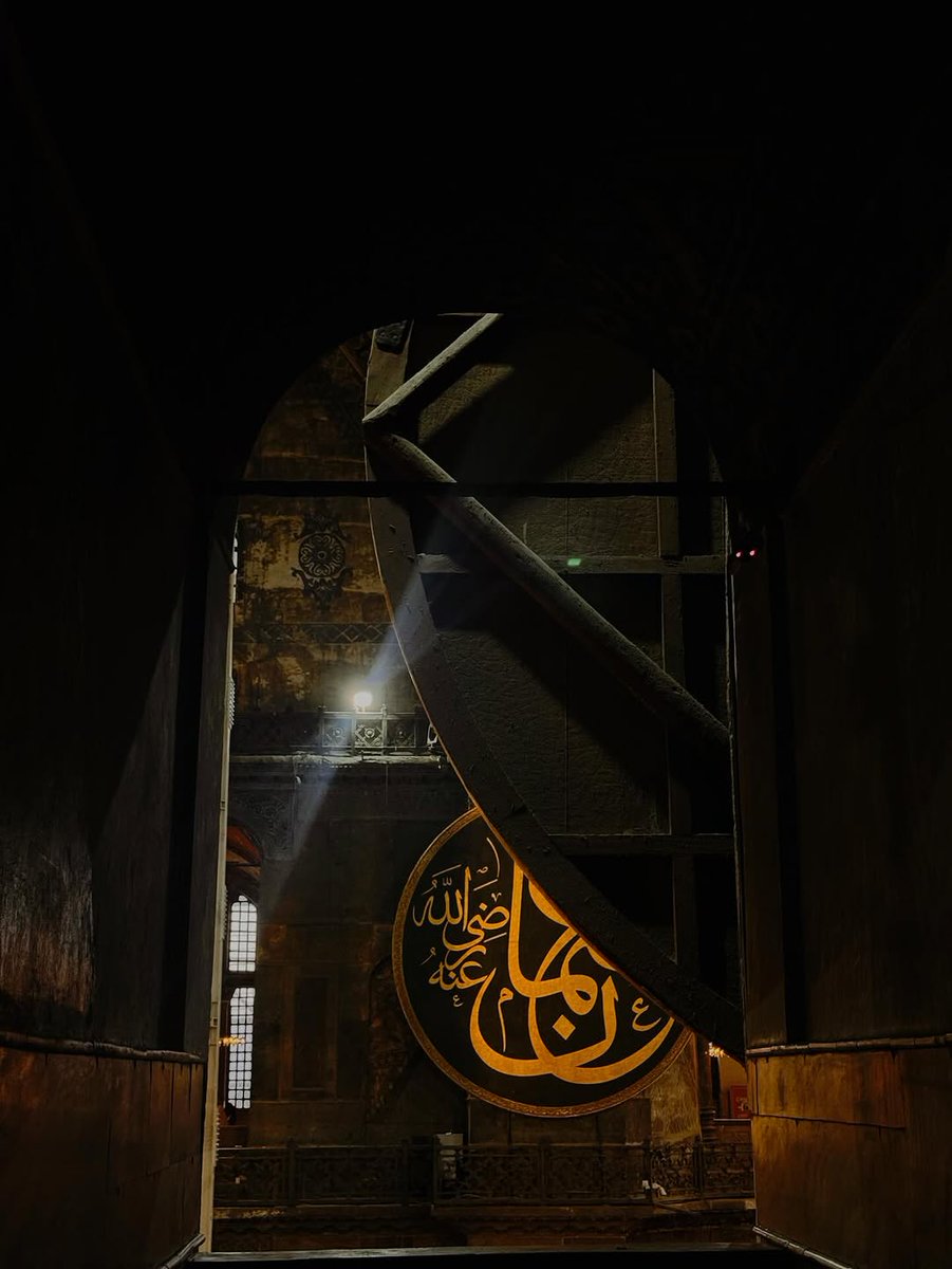 Bazen yorulsak da vazgeçmemek  gerekiyor. Yol uzun olsa sâbırlı devam edenin kalbi 
Allah'a daha yakındır. 🤍

~

Ayasofya kebir camii şerifi📸