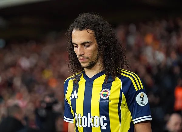 Geriden çok seri ve akıllıca pas yapıyor ve oyunculara koşması gereken yerleri söyleyerek çok iyi yönetiyor !! 👏🏻👏🏻

Guendouzi !!