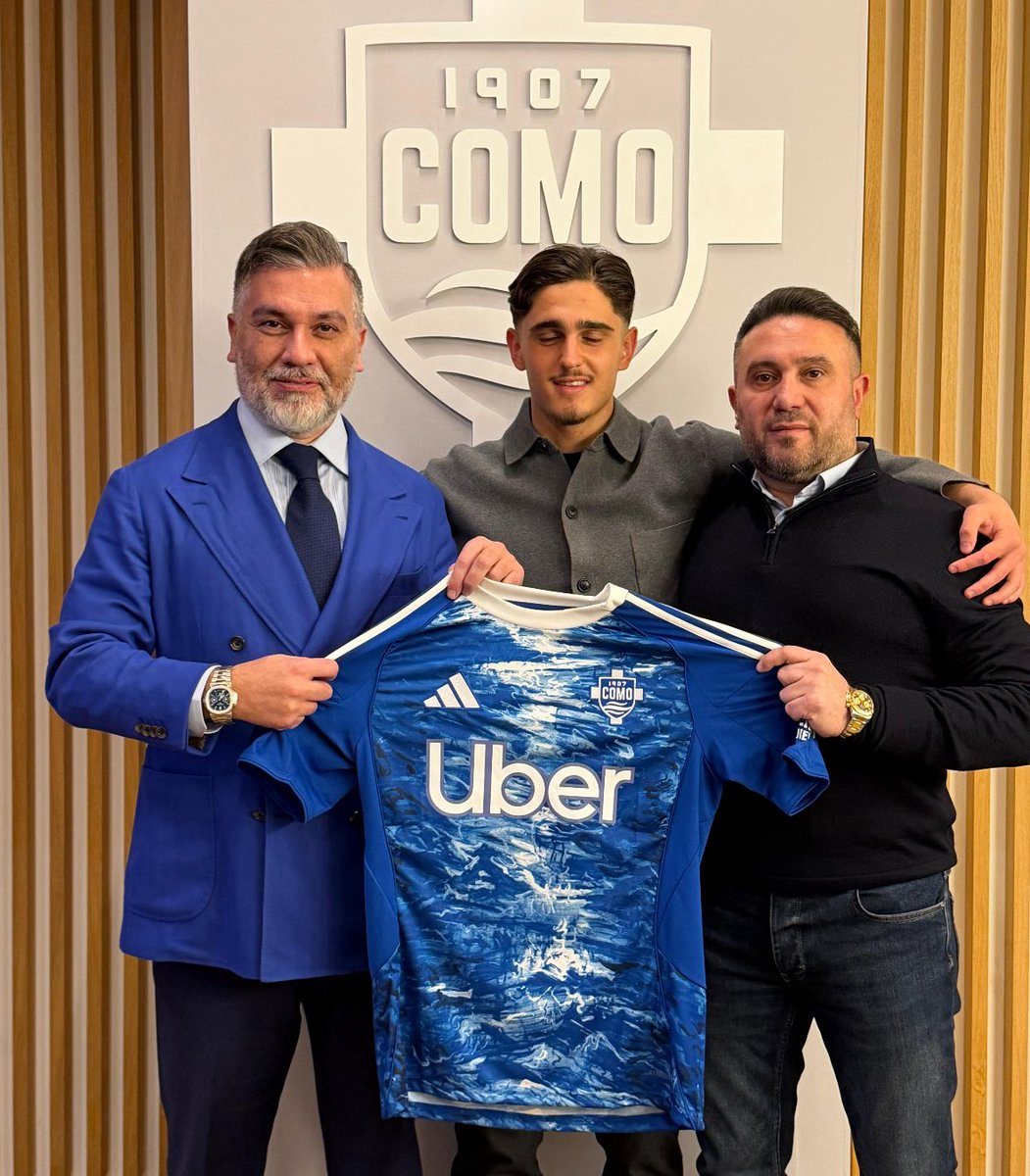 FabrizioRomano's tweet image. 🔵🇸🇪 Adrian Lahdo signs in at Como after Deadline Day move completed from Hammarby. 

Here with agent Hasan Cetinkaya from HCM Sports Management and his father Jony Lahdo.