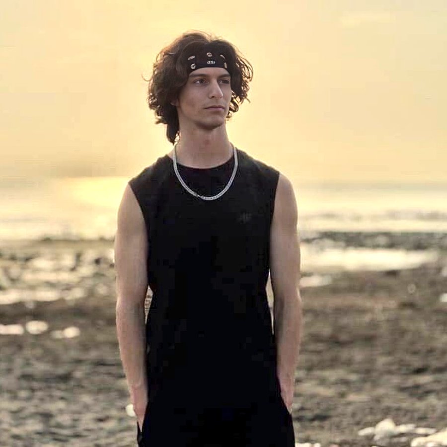 ⚠️ URGENTE:

Borhan Sami Kia, de tan solo 18 años, se enfrenta a la pena de muerte por protestar contra el régimen. Carece de apoyo familiar.

Hoy han ejecutado a 15 prisioneros. Su vida está en peligro. Sé su voz. Hazlo viral.