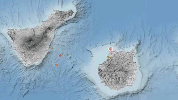 ÚLTIMA HORA: informa Sonsoles Ónega de que la #borrascaLeonardo ha cortado las carreteras entre Tenerife y Gran Canaria, dejándolas completamente aisladas. Mucha precaución.