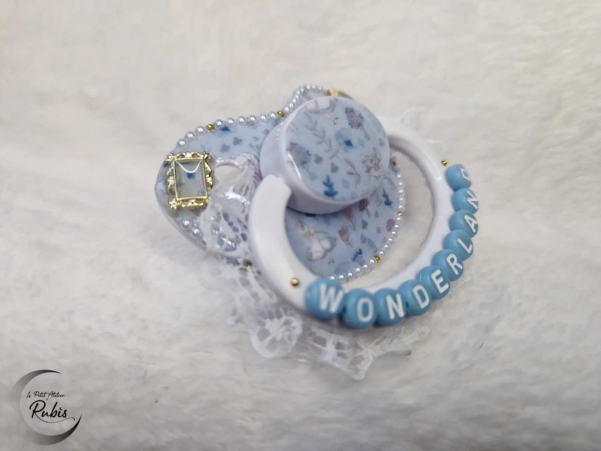 SpinelEtrubis's tweet photo. 🌙 WONDERLAND 🐇
🇨🇵 Fan d'Alice aux pays des merveilles ? Cette tétine est pour toi !
⚠️ Chaque pièce est unique
https://t.co/VjlXstIp9m
#bdsm #abdl #artisan #tetine #france #daddy #dominant #domina #soumise #soumis
#pacifier #decopacishop #ageregressionshop #agereshop https://t.co/PoqORkVvGc