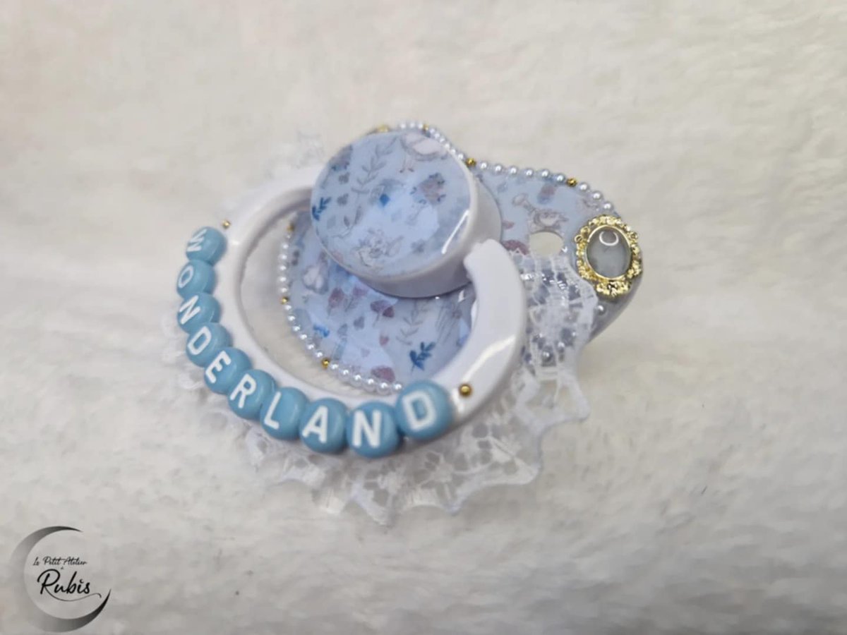 SpinelEtrubis's tweet photo. 🌙 WONDERLAND 🐇
🇨🇵 Fan d'Alice aux pays des merveilles ? Cette tétine est pour toi !
⚠️ Chaque pièce est unique
https://t.co/VjlXstIp9m
#bdsm #abdl #artisan #tetine #france #daddy #dominant #domina #soumise #soumis
#pacifier #decopacishop #ageregressionshop #agereshop https://t.co/PoqORkVvGc