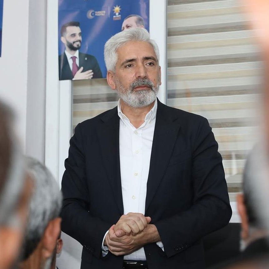 DEM Parti Milletvekili Dilan Kunt Ayan'dan AK Parti Milletvekili Galip Ensarioğlu'nun Diyarbakır'dan Kobani'ye gönderilmek istenen yardım tırları için "Siyasi bir şovdur, insani yardım değil" şeklindeki sözlerine yanıt:

"Varsa bir sözünüz, 1 saatlik uzaktaki Kobane’ye