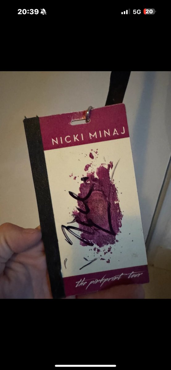 beyyyy4's tweet photo. Anyone here interested in my #Nickiminaj signed VIP lanyard?
She signed it when I met her during her tour.

#NickiMinaj  #vip #fans https://t.co/7Wf7viDQqa