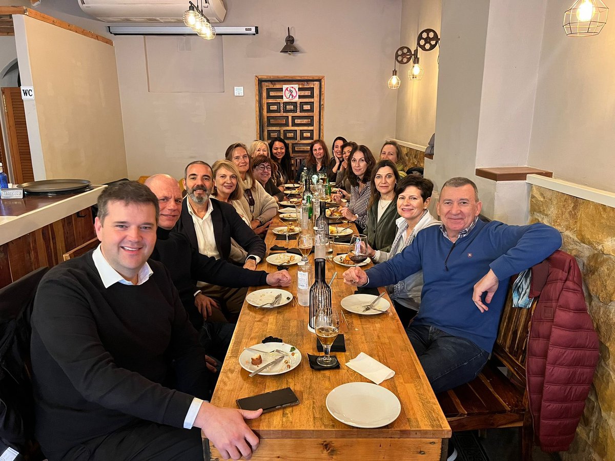 Hoy en Ibiza, celebrando una reunión con compañeros del Colegio para hablar del Pla Lloguer Segur. Desde #Apibaleares hemos organizado este encuentro para resolver dudas, poniendo en valor las ventajas del Plan. Y para cerrar, networking y una comida de compañerismo. 🤝