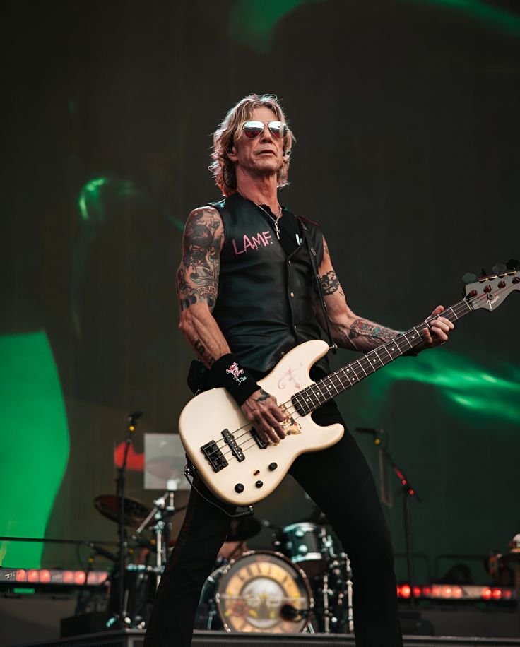 Hoy cumple Duff McKagan 🖤
El bajo que no solo sostenía a Guns N’ Roses: empujaba, atacaba y tenía calle.

#fussionradiomx #DuffMcKagan #GunsNRoses #Glam
