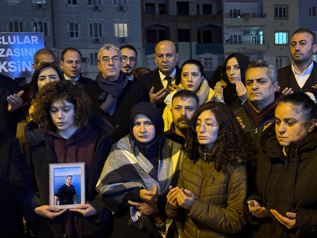 RizvanogluEvrim's tweet photo. Furkan Apartmanı davasının takipçisi olmaya devam edeceğiz!

6 Şubat depremlerinin yıl dönümünde Gaziantep’teyiz.

51 vatandaşımızı kaybettiğimiz Furkan Apartmanı’nda, kalbimizde hiç dinmeyen bir ac��yla; aileleriyle birlikte vatandaşlarımızı saygıyla anıyoruz. https://t.co/Ftp6ALe7Rn