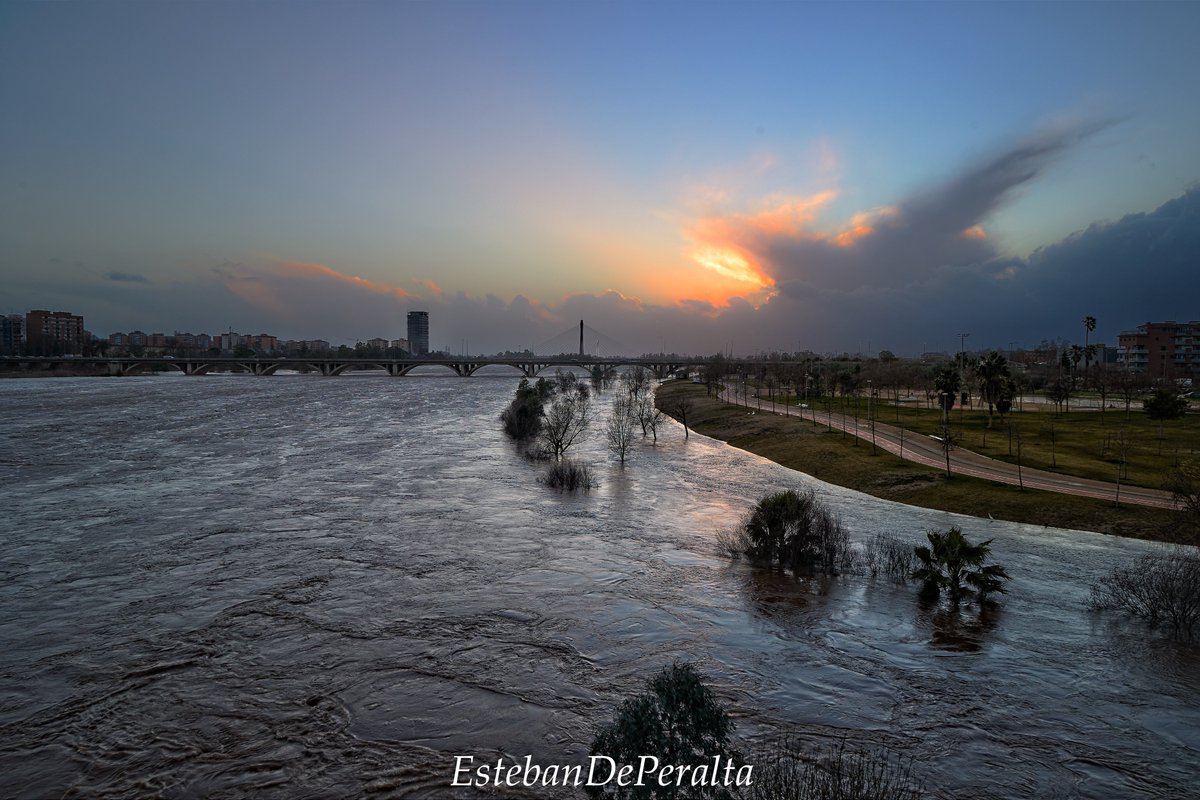 EstebanDePeral1's tweet photo. El Guadiana sigue aumentado el cauce........#Badajoz  #rioguadiana #Extremadura https://t.co/mPmNTQmhiz