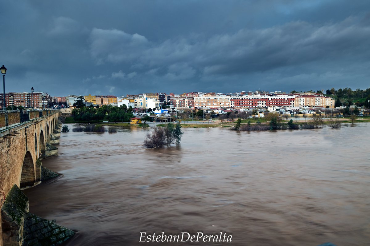 EstebanDePeral1's tweet photo. El Guadiana sigue aumentado el cauce........#Badajoz  #rioguadiana #Extremadura https://t.co/mPmNTQmhiz