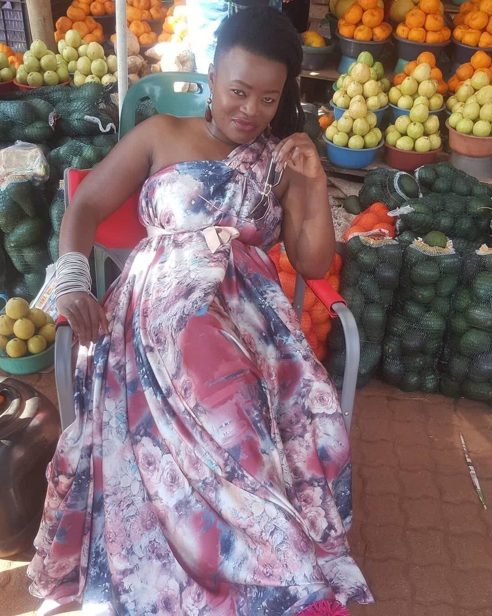 miShumoZA_'s tweet image. Muvhango actress is struggling she’s now selling fruits and vegetables on the streets 😭