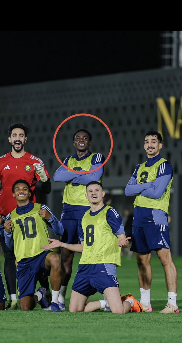 هذا لاعب النصر النيجيري المواليد✔️
كلام في الصميم.🎙🎙🎙
اللي ينشغل بالأقدام طبيعي يشوف اللاعب حافي،
أما اللي يرفع رأسه يشوف القيمة، والموهبة، والمكان.💛💙💛💙
النصر ما يحتاج يبرر… النصر يُشاهد من فوق. الفرق كبير بين لاعب يركض في الملعب
وبين ناس تركض ورا حذائه.✌️
