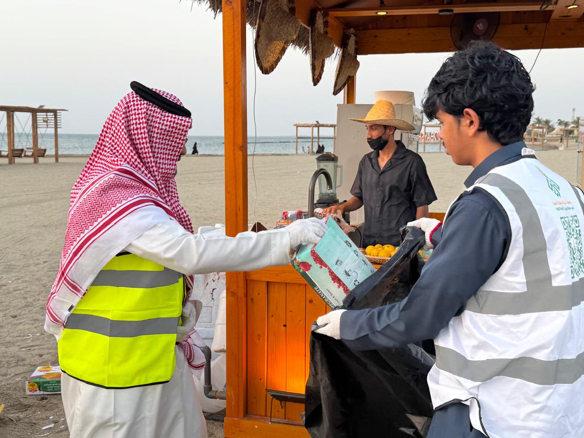 Albaraka_Baish's tweet photo. شاركت جمعية البركة لحفظ النعمة بمحافظة بيش في  مبادرة تنظيف كورنيش شاطئ بيش اليوم الخميس بالتعاون مع مكتب وزارة البيئة والمياه والزراعة ببيش
#جمعية_البركة_لحفظ_النعمه #وزارة_البيئة_والمياه_والزراعة_ببيش
#العمل_التطوعي 
#بلديه_بيش_ #بيش https://t.co/UNX9cbMm9I