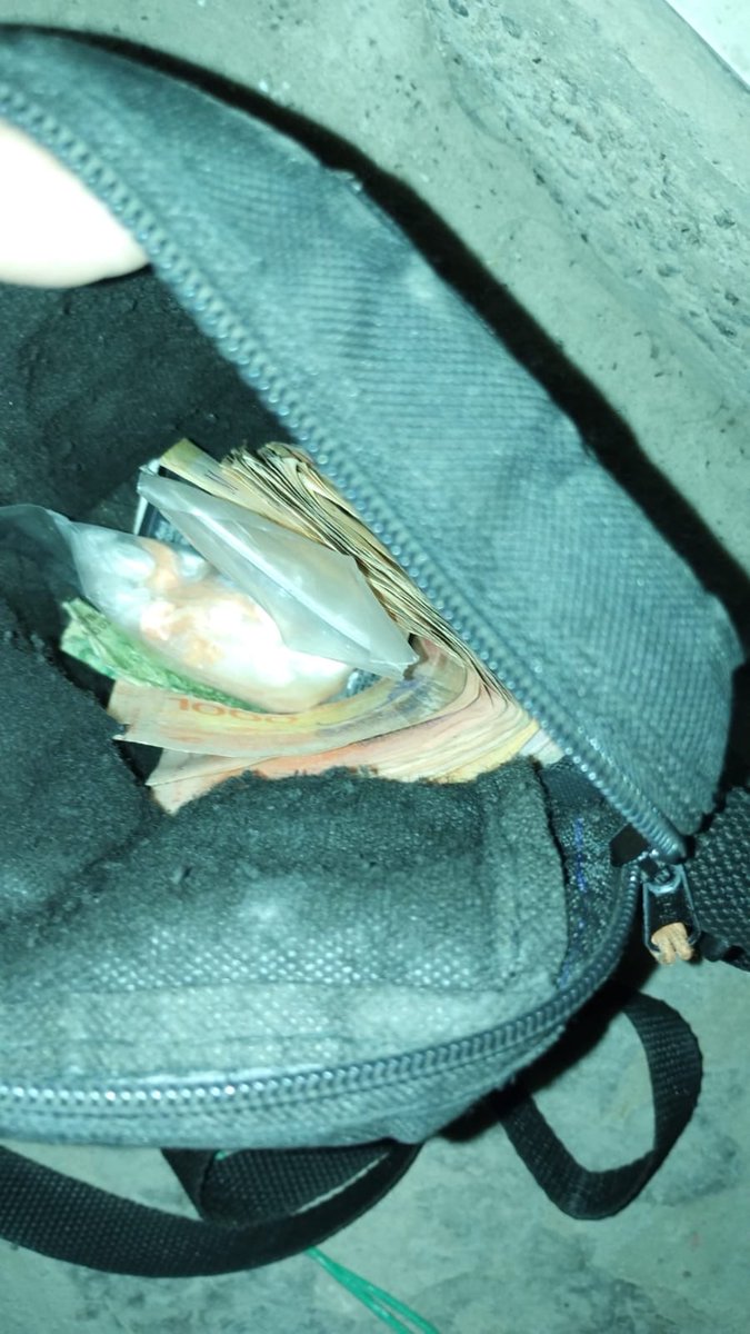 🚨 Desbaratan un punto de venta de drogas en Barrio La Alameda de #Cipolletti. Secuestraron cocaína fraccionada, dinero y celulares. Tres hombres quedaron a disposición de la Justicia Federal. Operativo conjunto Policía de #RíoNegro y COER.