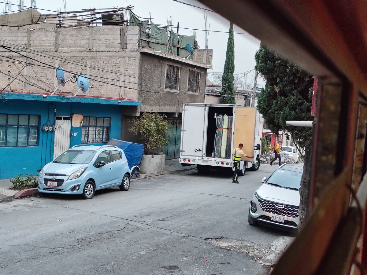 Mandalorito's tweet photo. .@ML_Mexico Acaban de pasar unas personas tocando las puertas de todos los vecinos de mi calle diciendo que son de Mercado Libre, que acababan de entregarle un paquete a mi vecino y que traían productos de liquidación por si gustaba verlos. ¿A poco ya no sólo hacen e-commerce? https://t.co/4Va6Apag2b