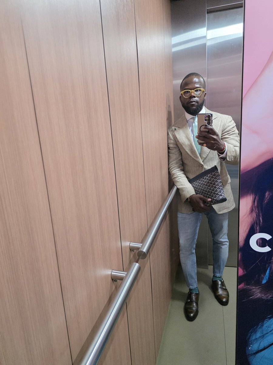 EMulamba's tweet photo. La vie n'est qu'une succession de renaissances.
« Dixit Nicolas Sarkozy »

Chaque matin, je me lève avec l'énergie d'être heureux✨️

#eliesean #lifestyle #african #positiveenergie
#sartorial https://t.co/EMAgoojAcN