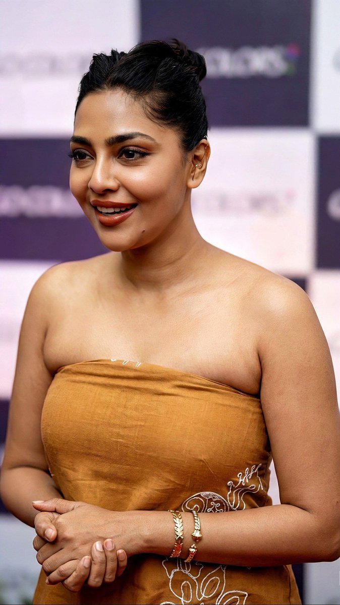 Desi_licious_'s tweet image. Same Outfit, Twice The HEAT  🔥🔥
Aiswarya Lekshmi ❤️‍🔥❤️‍🔥❤️‍🔥 Priyanka Mohan
#PriyankaMohan #AishwaryaLekshmi