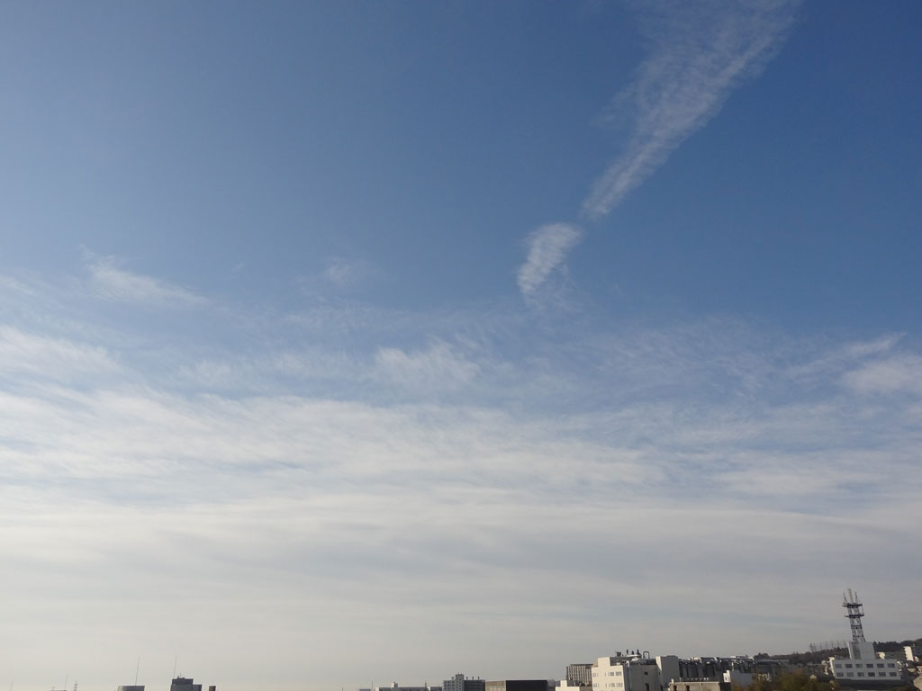 【2026年02月06日09時の空】日立市役所は、薄雲が広がっています。今日の日立市は、晴れますが、雲が広がる時がある見込みです（市役所での最高気温１５℃）。明日は、曇り 弱い雪が降る可能性もある予想です(最低気温マイナス１℃、最高気温７℃）。今夜から気温が下がる見込みです。#日立市天気