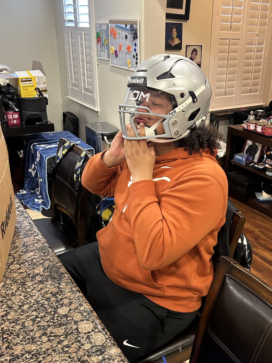 KirvenBlaylock's tweet image. Thankful to @RiddellSports for scanning me and providing an AXIOM helmet. Grateful for the opportunity to wear it.

Preparing for the 2026–27 season and focused on continuing to develop, compete, and stay healthy.

#AGTG #Riddell #Axiom #2026Season #CollegeFootball