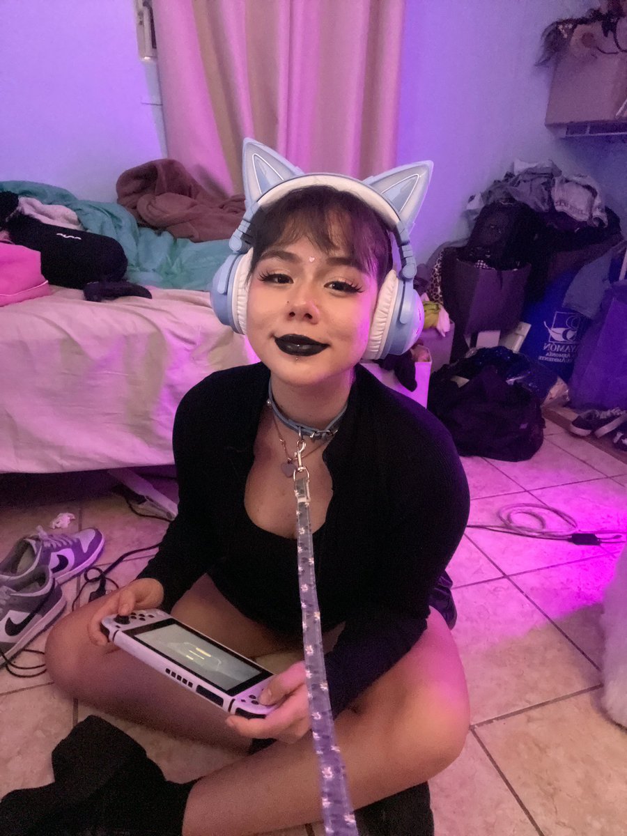 Play with me..

#egirlaesthetic #gothgirl #gamergirl #petplay #nekogirl