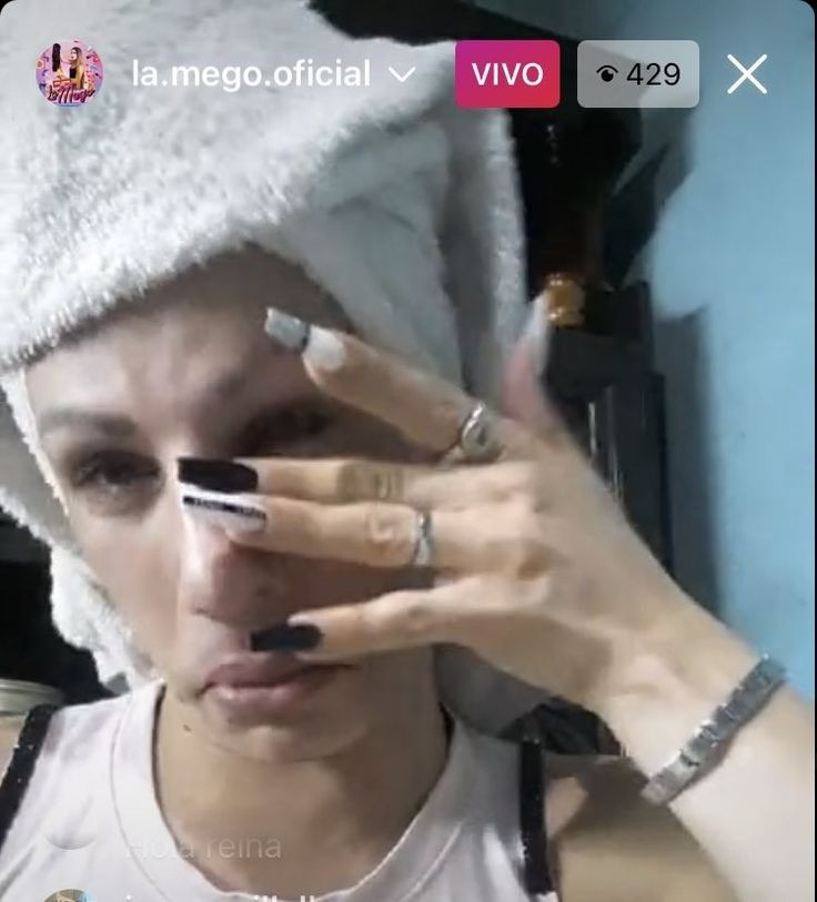 te das cuenta q ya sos media vieja cuando le mostras toda emocionada las películas viejas d disney a pendejitos de esta generación y NISIQUIERA PRESTAN ATENCIÓN