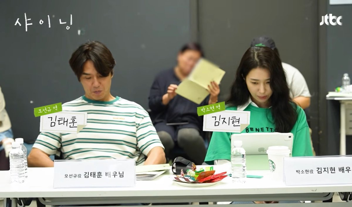 5thminmin's tweet photo. 김지현배우님 모은아 어머니신가봐!!!!!!!!
엄마연극보러간거였구나 https://t.co/KlQ8VjsDOS