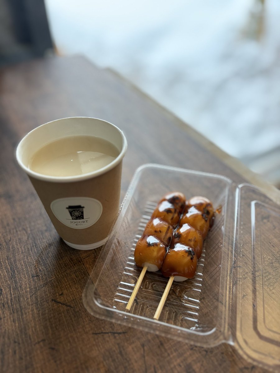 おはようございます。
雪がここ数日やっと落ち着いた…😮‍💨
と思っていたら、、明日の午後からまた大雪情報😨適度でお願いしたい…

雪も適度に積もってくれれば…
雪景色を楽しみたいところですよね。
今しか見れない景色なので❄️

あまざけとみたらし団子で
「雪見団子🍡」なんてどうでしょうか♪