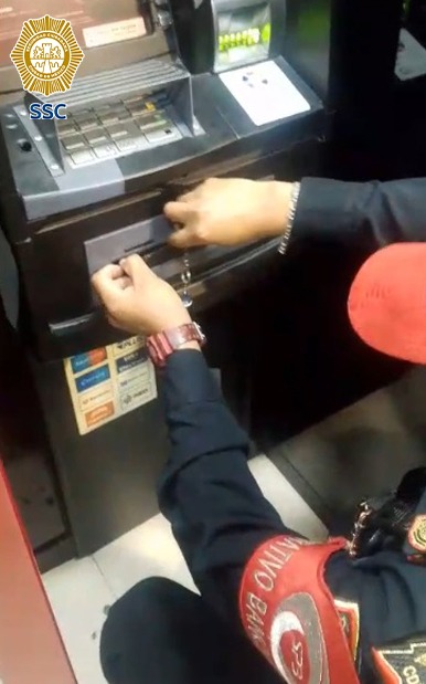 SSC_CDMX's tweet image. #TarjetaInformativa | Al efectuar trabajos de seguridad en los cajeros automáticos de una sucursal bancaria, ubicada en la colonia #Polanco Quinta Sección, de la @AlcaldiaMHmx, un oficial de @PBI_SSC de la #SSC, entregó el dinero que se atoró en la máquina expendedora, a una