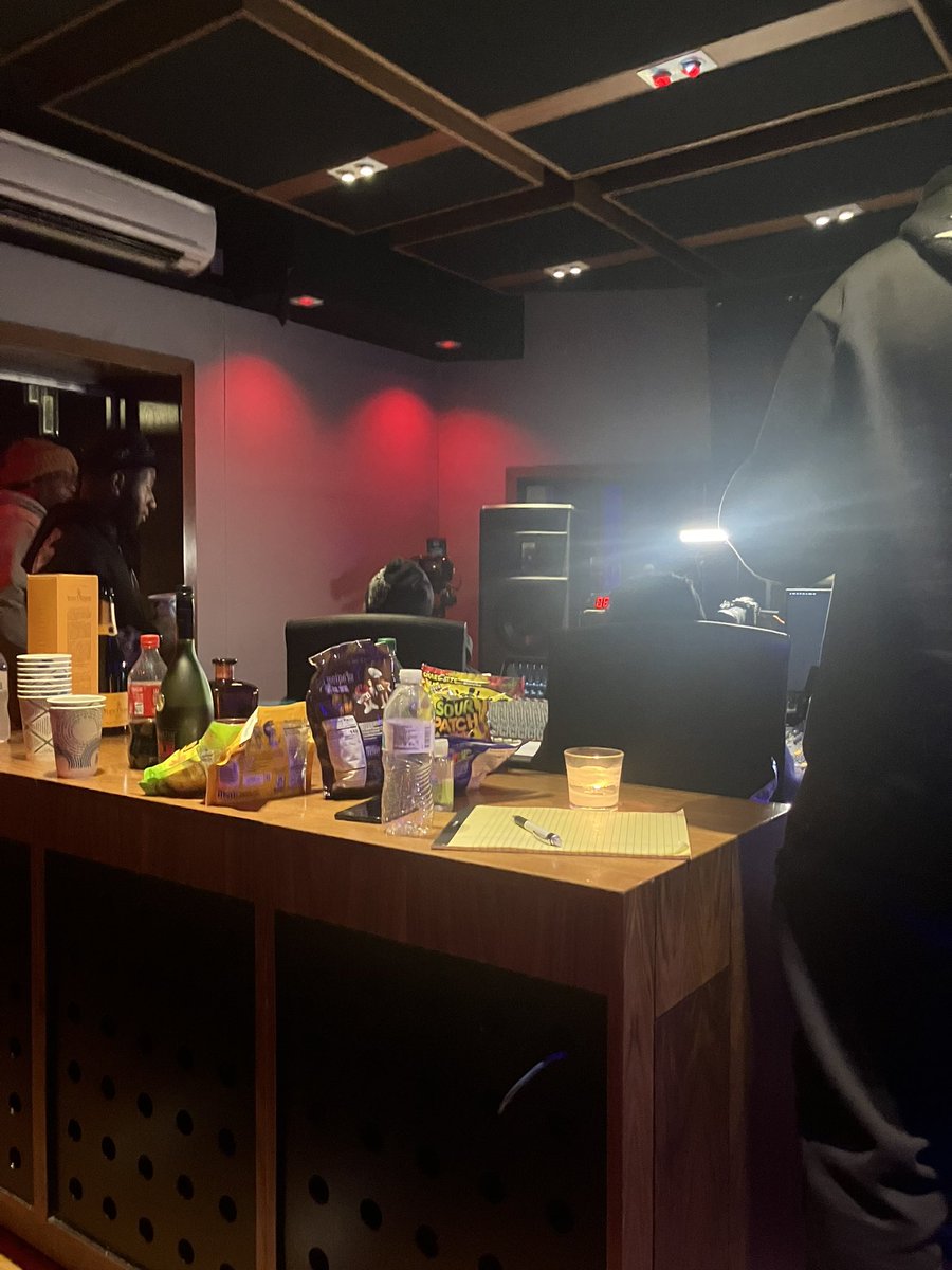 Niggas started off the day in the studio with max b . Ima be a wavy creature for life