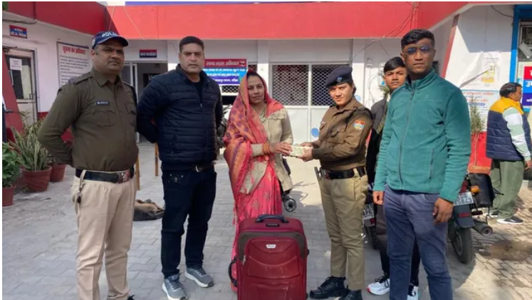 ZEEUPUK's tweet photo. #BreakingNews
ई-रिक्शा में छूटा 2 लाख रुपये से भरा बैग
पुलिस की तत्परता से महिला के चेहरे पर लौटी खुशी
हरियाणा से बेटी की शादी के लिए हरिद्वार आई थी महिला
बैग मिलने पर महिला ने पुलिस का किया धन्यवाद
#BreakingNews #Haridwar #PoliceAlertness #GoodNews #E_Rickshaw #Zeeupuk https://t.co/D5ojVhDnXH