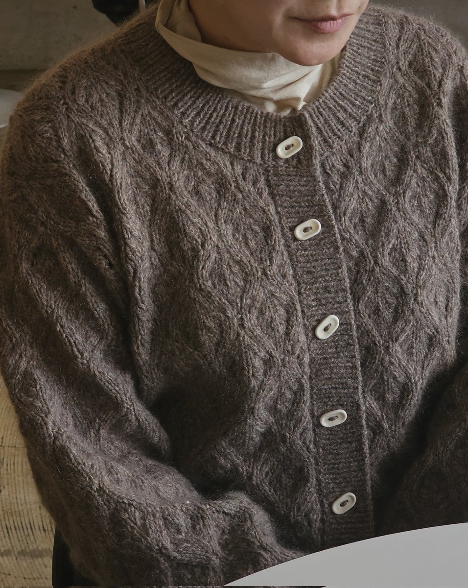 진짜 예뿐 가디건은 소온작가님의 곧 나올 신작이에요! 제작 소식은 인스타그램(@littlewarm_things)에서 확인하실 수 있습니다 🦫✨️
