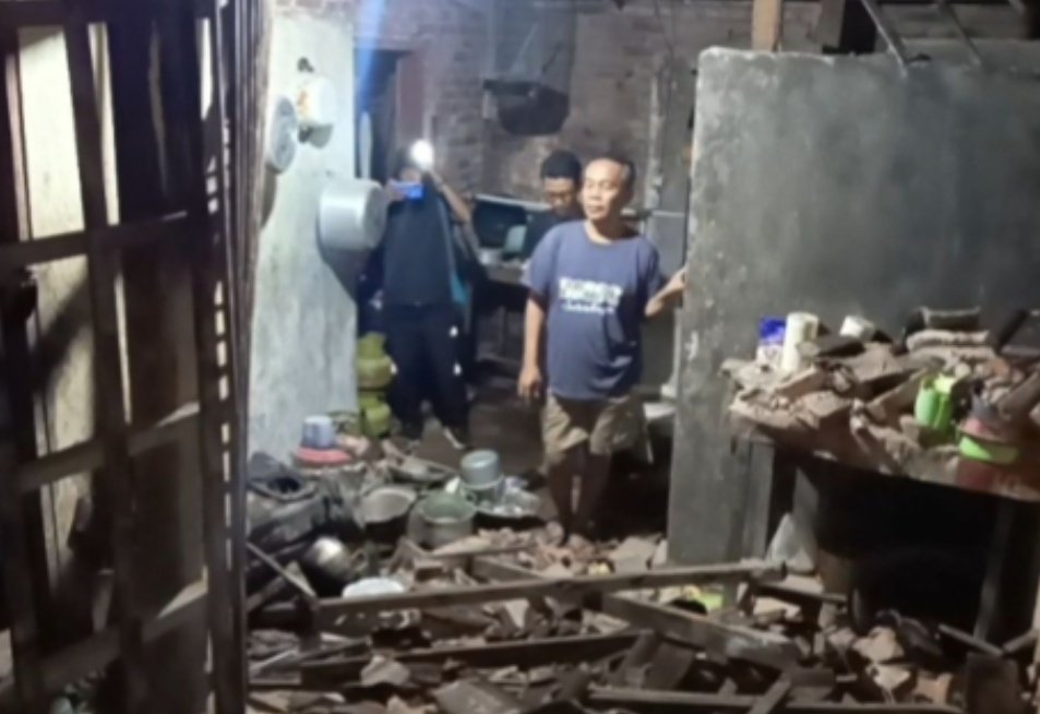 Officials said 7 people were injured in Bantul regency, Yogyakarta &amp; buildings were damaged in Imogiri, Jetis, Pundong and Kasihan districts in Bantul regency &amp; Pacitan district, Pacitan regency when a 6.4 SR quake hit 90 km southeast of Pacitan, East Java at around 1:06 AM today