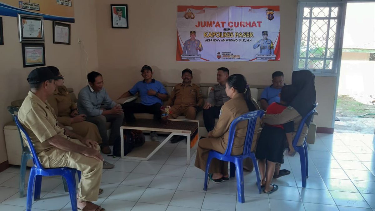 polsek_longikis's tweet photo. PASER – Polsek Long Ikis melaksanakan kegiatan Jumat Curhat bersama warga masyarakat Desa Kayungo Sari, Kecamatan Long Ikis, Kabupaten Paser, Kalimantan Timur, pada Jumat (6/2/2026) sekitar pukul 09.00 WITA. Kegiatan tersebut berlangsung di Kantor Desa Kayungo Sari. https://t.co/zmxIguZEfn