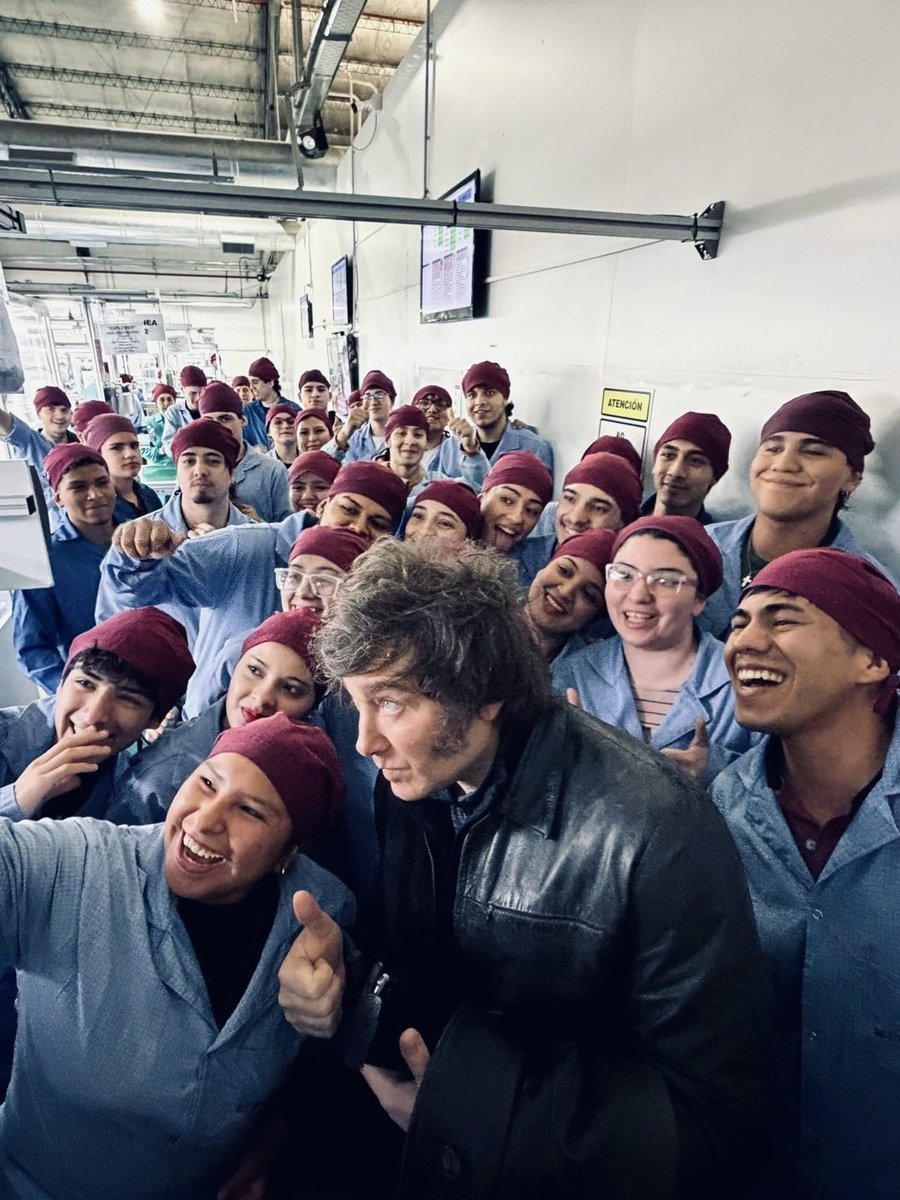 Hace 4 meses Milei visitó la fabrica de Newsan y se sacó fotos con todos los empleados, hoy esa misma fábrica cerró por sus bajas ventas y todos los que posaron sonrientes en la foto terminaron EN LA CALLE, a disfrutar lo votado