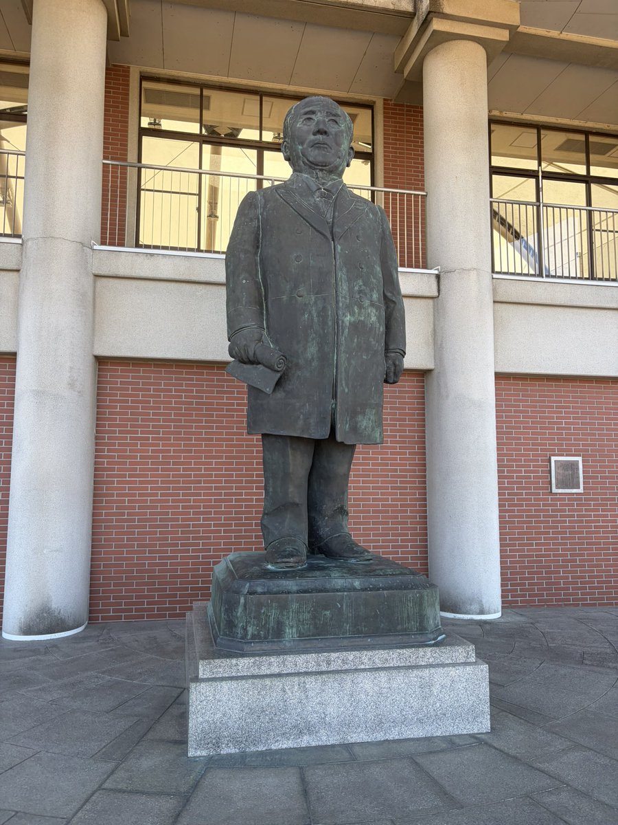 ParmF91's tweet photo. おはようございます☀今日もさいたま攻めデス🏍️1万円💴の栄一先生…銅像が等身大かと思ってたら5mもあってデカい😅生家のカシノキがえらくひん曲がってて、捻くれてんなぁ… と思いマスター✨＃レブル250  #バイク #渋沢栄一 #1万円札 https://t.co/qcBFDHSQKm