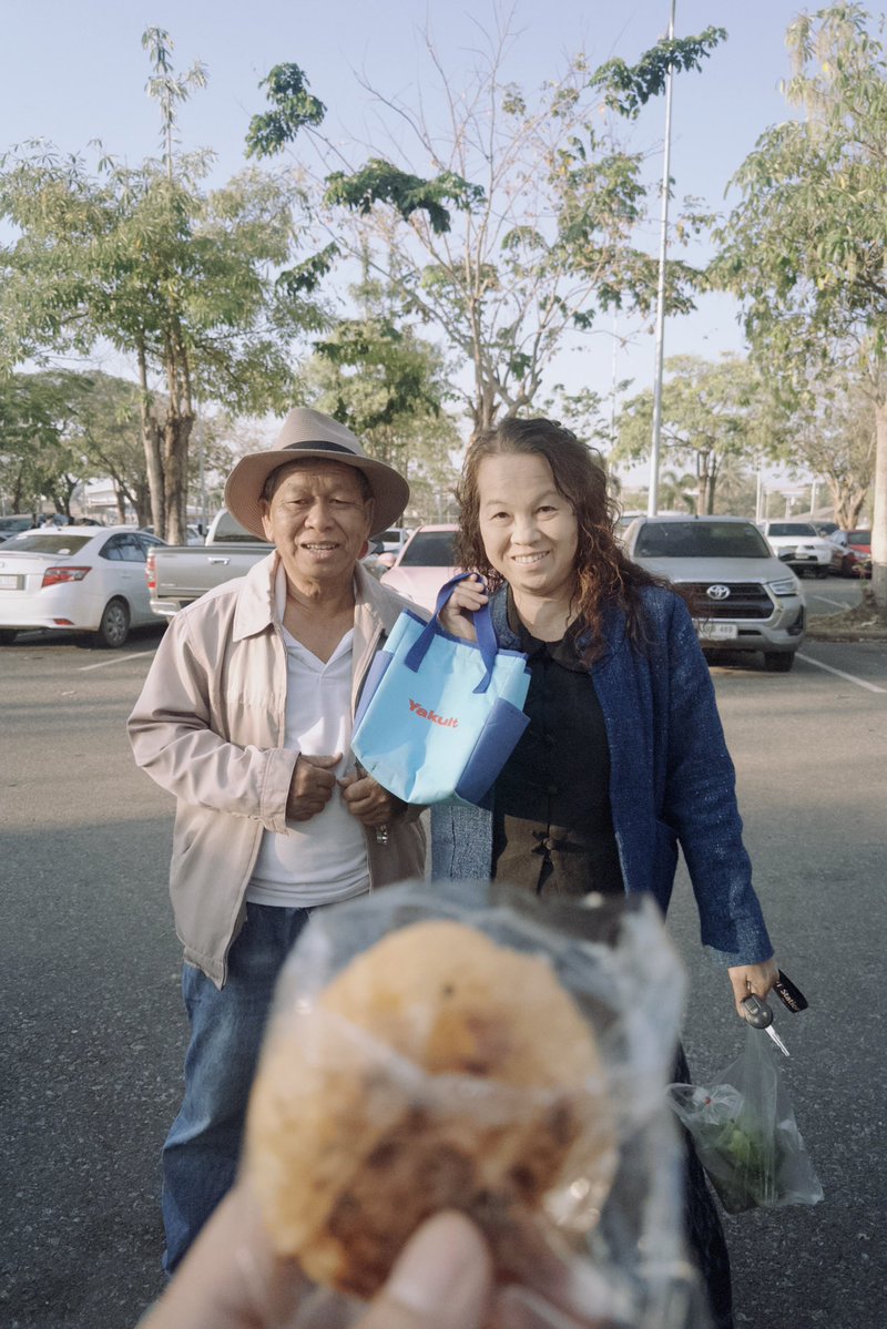 Atompakon's tweet image. พ่อแม่มารับกลับบ้านที่ต่างจังหวัดด้วยข้าวจี่ 🤍