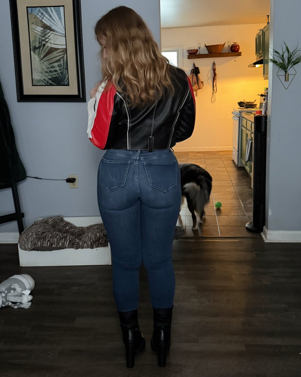 Kassie_ge's tweet image. Confidence isn’t loud. It’s a quiet turn of the shoulder, a look back, and knowing exactly who you are. 🖤🔥

#ConfidenceOnPurpose
#WomenWithPresence
#StyleWithEdge
#OwnYourEnergy
#MagneticMood