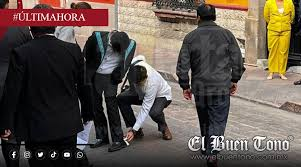 Ciceron9's tweet photo. Dime cómo dejas que te traten los que te sirven y te diré qué tipo de justicia representas.

No hay justicia social sin respeto a la dignidad del otro.

 Un pésimo mensaje desde la presidencia de la @SCJN en Querétaro

Irónico celebrar la Constitución —que nos hace iguales ante la ley— mientras se permite que otros se arrodillen para sacarte brillo al calzado. 

La estética del servilismo no cabe en una democracia moderna. 

El poder no cambia a las personas, solo revela su verdadera cara. ⚖️👞

@HugoAguilarOrti