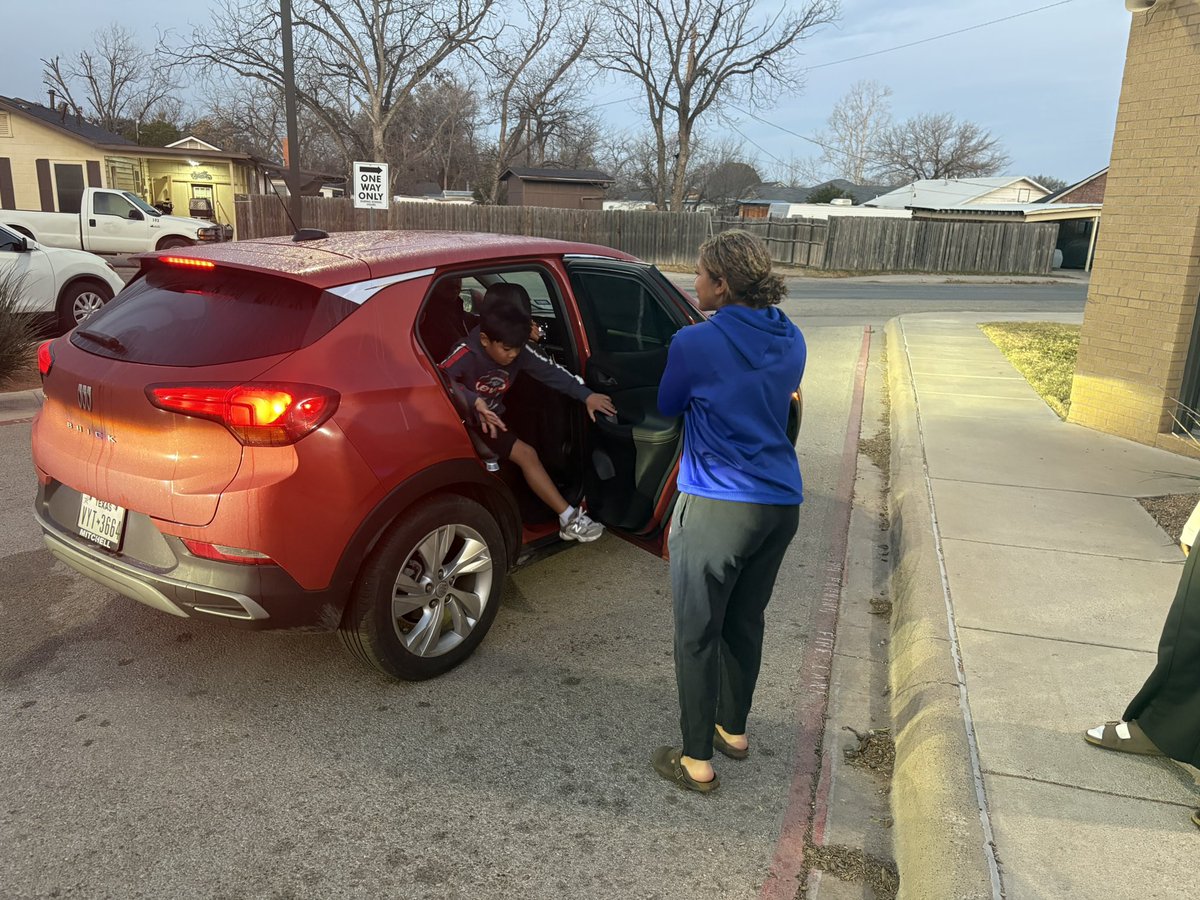 centralcathoops's tweet image. We had the best time on Tuesday greeting and encouraging students at Glenmore Elementary! We enjoyed starting their day off with high fives, smiles, and positivity! 

We hope you’ll have a great rest of your school year! Go Jets!💚