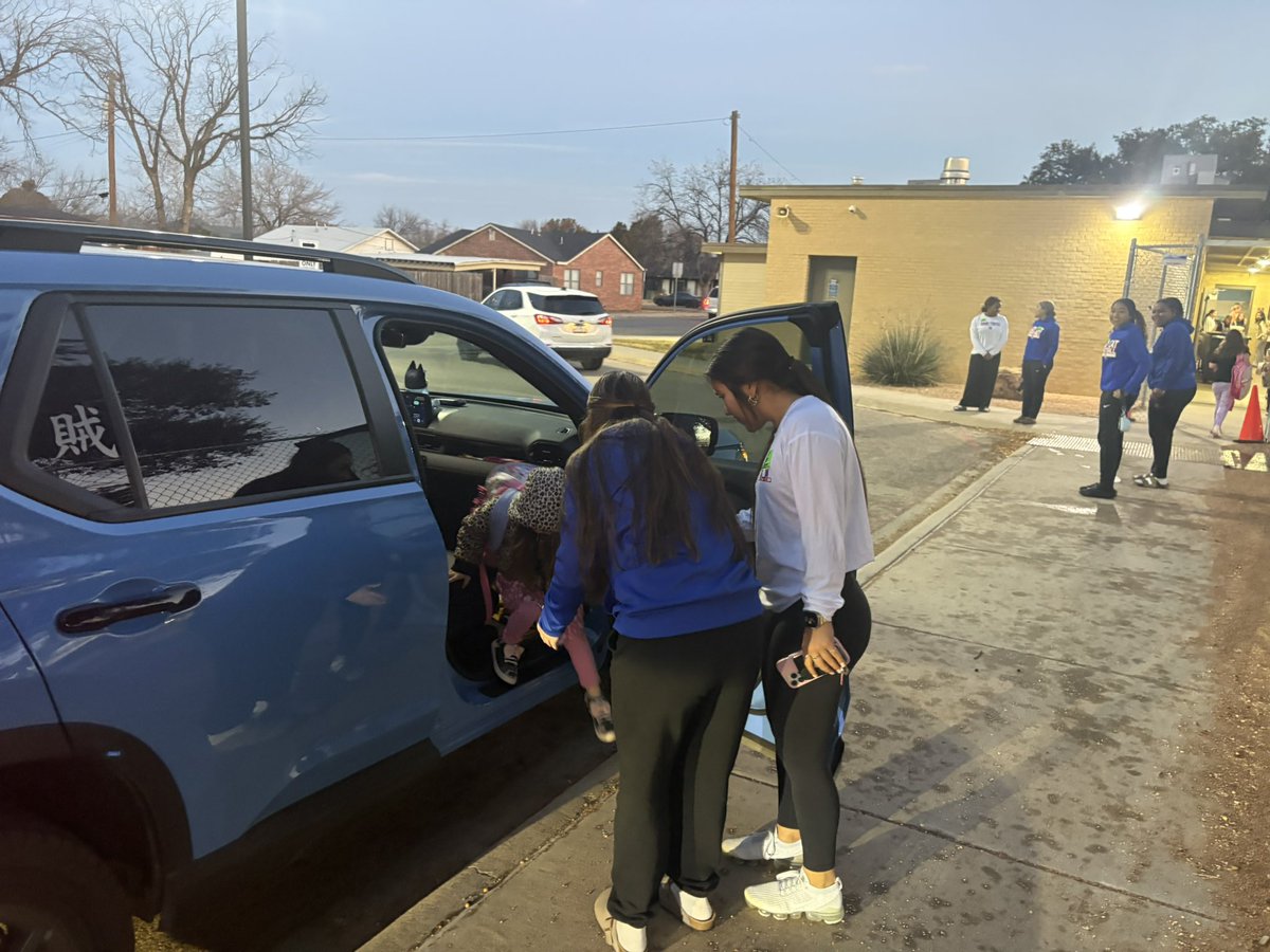 centralcathoops's tweet image. We had the best time on Tuesday greeting and encouraging students at Glenmore Elementary! We enjoyed starting their day off with high fives, smiles, and positivity! 

We hope you’ll have a great rest of your school year! Go Jets!💚