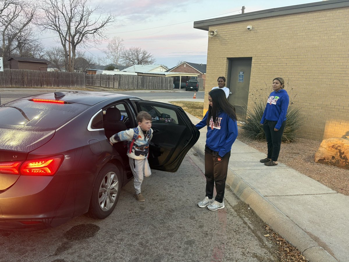 centralcathoops's tweet image. We had the best time on Tuesday greeting and encouraging students at Glenmore Elementary! We enjoyed starting their day off with high fives, smiles, and positivity! 

We hope you’ll have a great rest of your school year! Go Jets!💚