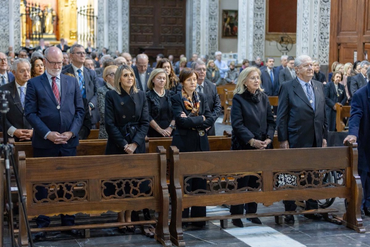 MncGCS's tweet image. La Tabla de San Vicente Ferrer ya reposa en la Parroquia de San Esteban. 

Solemne acto de acogida organizado por la Cofradía de la Celda de San Vicente Ferrer, la más antigua institución vicentina, presidida por el Arzobispo de Valencia, D. Enrique Benavent.