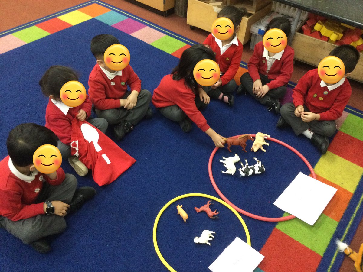 LeighPrimary's tweet photo. Nursery children have been amazing this week during their ‘Early Talk Boost’ sessions. We have been looking and talking about the big and small picture cards and objects. The children have independently been recognising and sorting these objects. @voice21oracy #Earlytalkboost https://t.co/5BAHM0FDEj