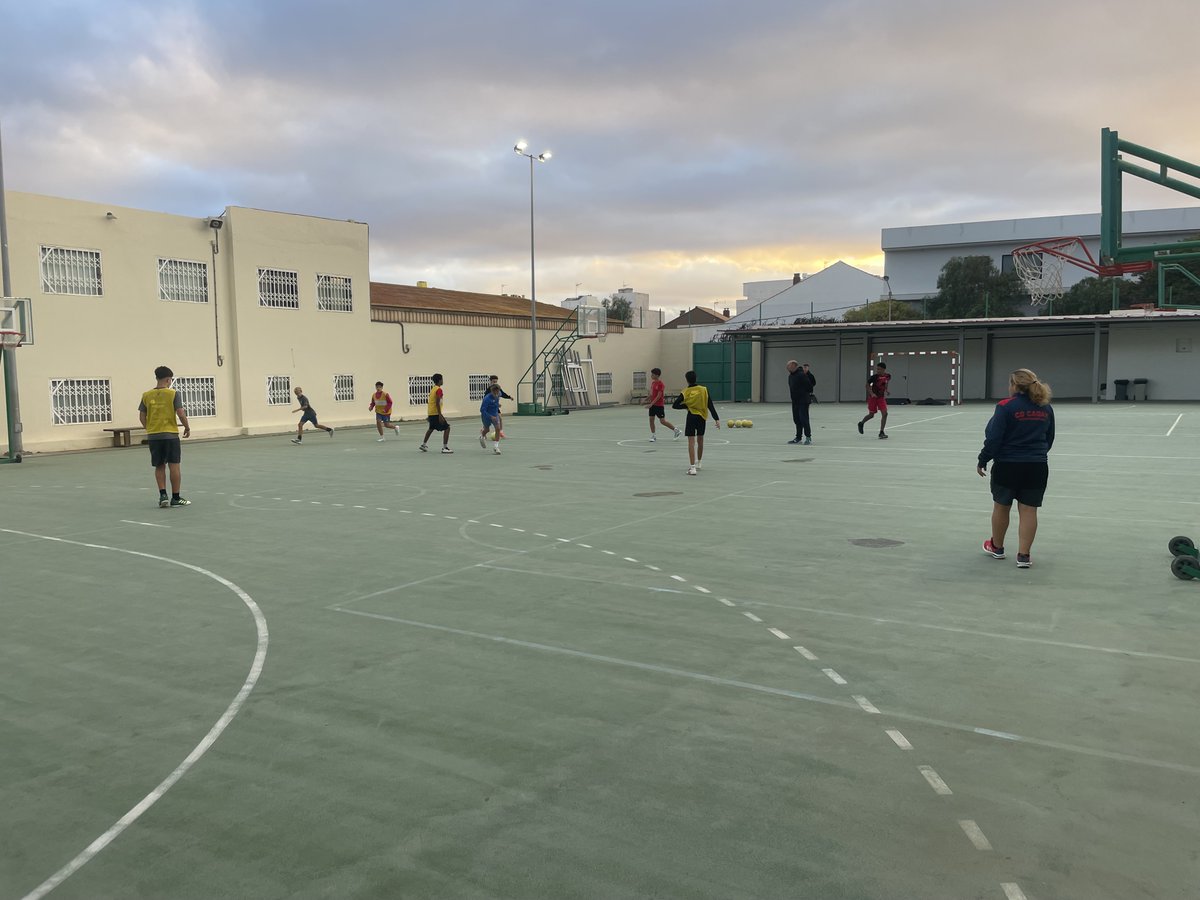 iespuerto's tweet photo. El pasado viernes,  el alumnado del ciclo de Fútbol de I.E.S. Puerto del Rosario tuvo  la oportunidad de realizar una práctica de técnica individual y  colectiva con la selección de fútbol de Fuerteventura. ⚽️💪 https://t.co/75BNXDQ1y7