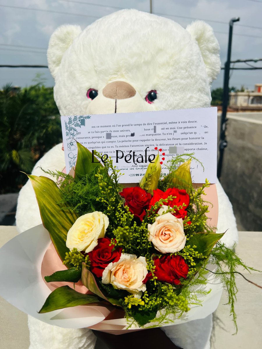 Une belle compo de fleurs naturelles, un mot sincère, et vous avez déjà tout gagné.❤️🥰🌹

Nous livrons vos émotions sous une note florale. +228  99216512 
#fleur #bouquet #Tgtwittos