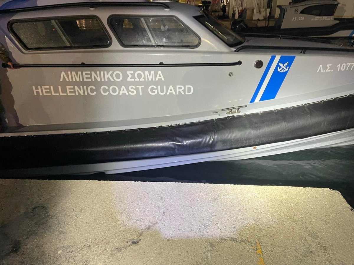 ChrisDarko39's tweet image. Μπράβο στο Λιμενικό. Σε αυτό το μικρό βαρκάκι φόρτωσαν και έσωσαν με θάρρος 25 άτομα. Ρισκάροντας την ζωή τους. Χωρίς να ξέρουν αν αυτοί είναι δολοφόνοι αν οπλοφορούν αν έχουν πρόθεση να σκοτώσουν. Κάθε μέρα και νύχτα η ίδια αγωνία. Αν θα γυρίσουν το βράδι στο σπίτι τους. Μπράβο.