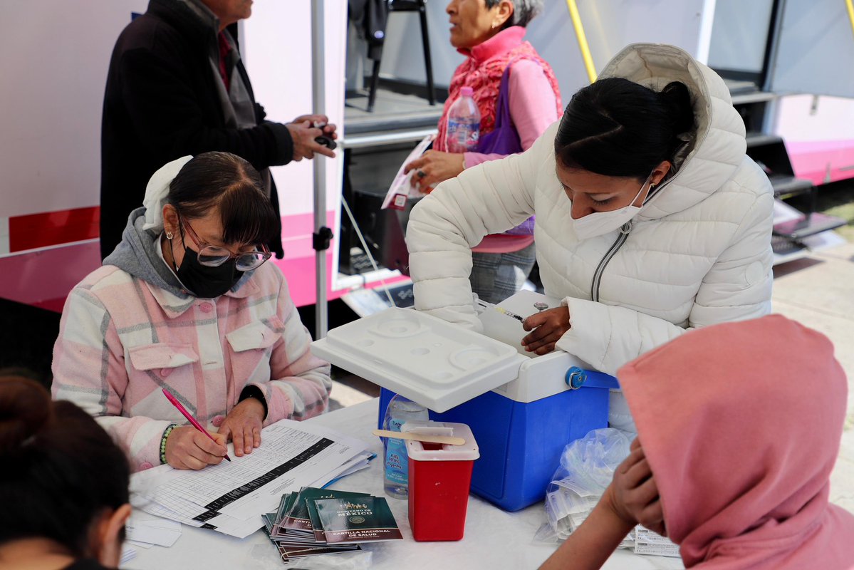 daniel_ser's tweet image. Hoy estuve en la Unidad Habitacional Niños Héroes, donde llevamos a cabo el “Día del Pueblo”, un espacio para escuchar, atender y dar respuestas directas a la gente.📃✍🏼

Como bien lo dice la presidenta, la doctora @Claudiashein, somos un gobierno de territorio. Desde el inicio…