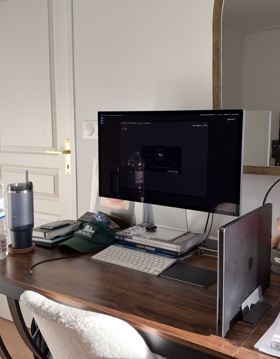 alexmamyy's tweet image. Studio Display : $1599 for the world's most expensive mirror. 

(without nano texture)