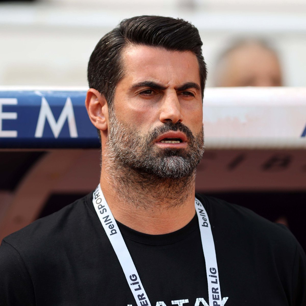 Günü gelmişken seni anmadan geçmek olmaz. Depremin hemen sonrasında sosyal medya, basın vs Hatay’dan bahsetmezken sen sesimiz oldun. Sonrasında komple Hatayspor’un başkanlığını, hocalığını vs yaptın cebinden para verdin sıfırdan kadro kurdun. Seni hep iyi hatırlayacağım.